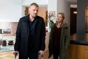Vera Lanz (Katharina Böhm, r.) erzählt dem Ehepaar Hellmann, dass sie von der Erpressung sowie der Affäre zwischen der Prostituierten und Clark Hellmann (Martin Gruber) wisse. Dass ihr Ehemann sie jedoch mehrere Jahre mit der Prostituierten Anja Wertling betrog, wusste Sabine Hellmann bis dato nicht.