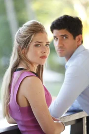 Helen (Sophie Colquhoun, l.) und Adam (Raza Jaffrey, r.) haben beide ihre Geheimnisse voreinander. Wäre einer von ihnen deshalb wirklich fähig zu einem Mord?
