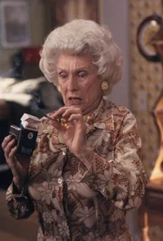 Zu allem Übel taucht plötzlich Großmutter Ida (Cloris Leachman) auf und nistet sich bei der Familie ein. Jeder Versuch, sie schnell wieder loszuwerden, misslingt. Bis Lois eine geniale Idee hat ...