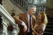 Nane von Guldenburg (Katharina Böhm) ist trotz aller unglücklichen Umstände wieder froh zu Hause zu sein. Und ihr Großvater Graf Steinfeld (Karl Schönböck) ist glücklich über Nanes Entscheidung.