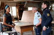 Ella Bartels (Sabrina Ceesay, l.), die Besitzerin einer Bootswerkstatt wird von Paul Schott (Tim Wilde, 2.v.r.) und Jakob Frings (Max König, r.) befragt. Auf einem ihrer Boote wurde Sprengstoff gefunden.