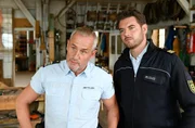 Paul Schott (Tim Wilde, l.) und Jakob Frings (Max König, r.) müssen einen dubiosen Sprengstofffund aufklären. Was steckt dahinter?