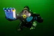 In kaum einer anderen Region der Erde liegen mehr gut erhaltene Schiffswracks auf dem Meeresgrund als in der Ostsee. Die Forscher haben Wasserproben genommen und diese analysiert.