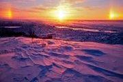 Nebensonnen entstehen durch die Brechung und Spiegelung von Licht an Eiskristallen.