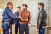 Kroisleitner (Ferry Öllinger, l.) und Lukas Roither (Jakob Seeböck, r.) stoßen bei den Ermittlungen auf eine Lehrerkollegin Anna Hauser, die ihren Mann Michael (Marcel Mohab, M.) verdächtigt, ein Verhältnis mit der toten Simone Gerlich gehabt zu haben.