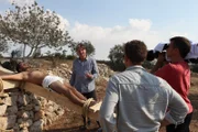 Jerusalem, Israel - Filmcrew - Jeremy Turner (Regisseur), Orlando Stuart (Kameramann), Shimon Gibson (Hauptdarsteller, 2.v.l.) mit Mann am Kreuz bei der Aufklärung.