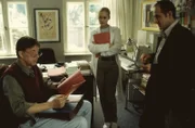 Bild 3 Auch intensives Aktenstudium hilft nicht bei der Aufklärung des plötzlichen Todes von Annette Ruben: Die Meinungen der Gerichtsmediziner Dr. Kolmaar (Ulrich Mühe,li.) und Dr. Judith Sommer (Gesine Cukrowski,Mi.) weichen weit von den Ermittlungen des Kripochefs Joe Hoffer (Jörg Guzuhn,re.) ab.