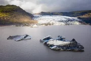 Auf Island trifft vulkanische Aktivität immer wieder auf gigantisches Gletschereis. Bei Vulkanausbrüchen wie beim Eyjafjallajökull 2010 kam es zu solch gigantischen Aschewolken, dass in ganz Europa der Flugverkehr für mehrere Tage stillstand.