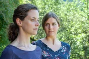 Die schwerkranke Sandra (Anja Knauer, l.) und ihre Schwester Christina (Morgane Ferru, r.) versuchen, für einen Moment alle Sorgen zu vergessen.