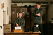 Der Funker (Matthias Matschke, l.) wartet mit der Enigma 4 auf neue Anweisungen von Hitler (Holger Stockhaus, r.).