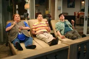 Nachdem Lieutenant Wagner glaubt, Charlie gefasst zu haben, glauben sich Alan (Jon Cryer, M.), Walden (Ashton Kutcher, r.) und Berta (Conchata Ferrell, l.) in Sicherheit. Doch haben sie sich zu früh gefreut?