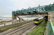 Der irische Nahverkehrszug DART fährt dicht an der Dublin-Bay entlang. Bei Ebbe zeigt sie sich als riesige Watt-Landschaft.