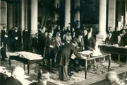 Die türkische Delegation unterschreibt im Pariser Vorort Sèvres 1920 den Friedensvertrag mit den Alliierten.