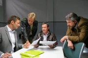 Die Rosenheim-Cops, Sven Hansen (Igor Jeftic, l.), Michael Mohr (Max Müller, 2.v.l.) und Anton Stadler (Dieter Fischer, r.) vermuten, dass Sporthausbesitzer Robert Müller (Michael Schlenger, 2.v.r.) zum Mörder wurde.