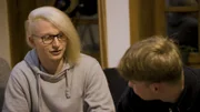 Fabio (l.) und andere junge Männer sprechen in der Lyrikgruppe über ihre Gefühle, die ohne die Drogen nicht mehr gedämpft sind.
