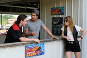 (l-r) Jack Alcott als Randy, Charles Melton als Davis Mcdowell, Natasha Lyonne als Charlie Cale