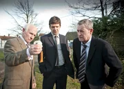 Ist das die Tatwaffe? Das fragen sich Dr. George Bullard, DS Ben Jones und DCI Tom Barnaby.