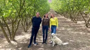 Spitzenkoch Björn Freitag und Reiseexpertin Tamina Kallert (r) in der Langhe mit Haselnussexpertin Camilla Barroero (M) auf der Haselnussfarm.