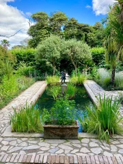„The Lost Gardens of Heligan“ ist eine Gartenanlagen Englands in Cornwall, die weltweite Berühmtheit genießt. Ihre Geschichte geht zurück bis ins 12. Jahrhundert. „Lost“, also verloren, waren diese Gärten sehr lange Zeit, bis sie Anfang der 1990er-Jahre wieder aus dem Dornröschenschlaf geküsst wurden. Tim Smit, ein Musikproduzent mit niederländischen Wurzeln, gestaltete weitläufige Anlage neu. Bekannt ist Heligan vor allem für die erfolgreiche Kultivierung von Ananas-Pflanzen mit einer speziellen Methode aus Pferdemist.