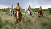 Die Volksgruppe der San aus dem südlichen Afrika war traditionell zu Fuß als Jäger und Sammler unterwegs. Inzwischen nutzen sie auch Pferde zur Fortbewegung.