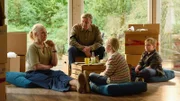 Wieder zurück in Frühling: Elise Lechner (Alexandra von Schwerin, l.), Franz Lechner (Hannes Hellmann, 2.v.l.), Hailey Lechner (Hanna Heckt, 2.v.r.), Paul Lechner (Maximilian Kaiser, r).