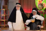 Sister Boniface (Lorna Watson, li.), Sister Peter (Tina Chiang, re.)