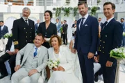 Max Parger (Florian Silbereisen, r.), Hanna Liebhold (Barbara Wussow, 3. v. l.), Martin Grimm (Daniel Morgenroth, l.) und Tom Cramer (Jan Hartmann, 2. v. r.) sind selbstverständlich bei der Hochzeit von Kerstin Cramer (Gila von Weitershausen, 3. v. r.) und Achim Vormann (Krystian Martinek, 2. v. l.) dabei.