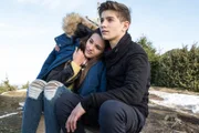 Die zwei verliebten Teenager Mara (Ava Montgomery, l.) und Leon (Juls Luis Serger, r.). Kein einfacher Start für die beiden.