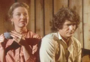 Charles (Michael Landon, r.) und Caroline (Karen Grassle, l.) machen sich große Sorgen um die Zukunft der Blindenschule, in der ihre Tochter Mary arbeitet.