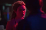 Nach seinem Ausraster gegenüber Jurgen nimmt sich Undercover-Polizistin Kim De Rooij (Anna Drijver) ihren Partner Bob zur Brust.