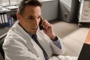 Dr. Kahnweiler (Mark Keller) teilt seinem Kollegen Martin Gruber mit, dass sein Patient Michael, ein stadtbekannter Hypochonder, tatsächlich schon mehrere kleine Herzinfarkte hatte.