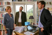 Die Cops Hansen (Igor Jeftic, r.) und Stadler (Dieter Fischer, M.) verdächtigen Übersetzerin Jacoby (Sabine Bach, l.), ihrem Sohn ein falsches Alibi gegeben zu haben.