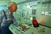 Peter Lustig interessiert sich für die Schalttafel im Kraftwerk. Upps, hat er etwa den Stromausfall in Bärstadt ausgelöst?