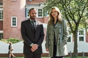 Kawert (Maximilian Brückner, l.) und Marion Burckhardt (Stefanie Stappenbeck, r.) kämpfen gegen die Zeit. Die Fahndung ist zwar angelaufen, aber werden sie weitere Attentate verhindern können? Im Hintergrund: Komparsen.