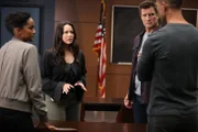 Harper (Mekia Cox, l.), Chen (Melissa O'Neil, 2.v.l.), Nolan (Nathan Fillion, 3.v.l.) und Bradford (Eric Winter, r.) wollen ihre Kollegin retten. Doch ohne Unterstützung außerhalb der Polizei sind sie auf sich alleine gestellt.