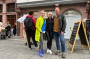 Anna Lena Dörr (links)und Tobi Kämmerer (rechts) in der Neuen Altstadt in Frankfurt.