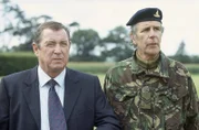 Inspector Barnaby (John Nettles, l.) muss aufgrund des besonderen Sprengstoffs, der bei der Bombenexplosion verwendet wurde, auch in Militärkreisen ermitteln und trifft in Upper Warden auf die sogenannte Territorialarmee, in der der Buchhändler und verhinderte Schriftsteller Jack Wilson (Tim Preece, r.) zufällig auch Waffenmeister ist.