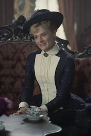 Louisa Jacobson als Marian Brook
