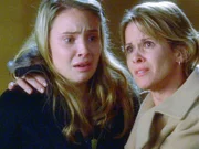 Melissas (Leah Pipes, l.) Freundin wurde brutal ermordet. Geschockt von der Nachricht, sucht sie Halt bei ihrer Mutter Andrea Ripton (Anne Marie Howard).