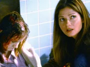 Jordan (Jill Hennessy) untersucht eine auf einer öffentlichen Toilette gefundene Frauenleiche.