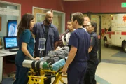 V.l.: Jordan Alexander (Jill Flint), Herr Martin (Charles Malik Whitfield), Malik (Nozomi Labarrere), Dr. Scott Clemmens (Scott Wolf), Sara (Trina E. Siopy)
+++
