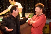 Marian (Sam Eisenstein, l.) freut sich darauf, mit Ben (Jörg Rohde) und seinen anderen Freunden eine unvergessliche Zurück-in-der-Sieben-Party zu feiern.