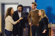 Carmen (Heike Warmuth, l.) erklärt Maximilian (Francisco Medina, 2.v.l.), Damian (Christian Feist) und Isabelle (Ania Niedieck), dass sie hofft, Michelle mit dem Video die Augen über Vincent öffnen zu können.