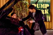 Vincent (Daniel Buder, r.) nimmt Ronny (Bela Klentze) als Geisel...