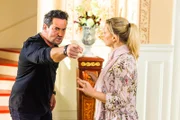 Marian (Sam Eisenstein) ist sauer, dass Lena (Juliette Greco) sich in Sachen Sicherheit auf Maximilian und nicht auf ihn verlässt und stellt enttäuscht ihre Loyalität in Frage...