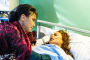 Im Angesicht der Tragödie finden Simone (Tatjana Clasing, l.) und Carmen (Heike Warmuth) als Schwestern zueinander.