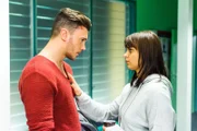 Michelle Bauer (Franziska Benz) und Ronny (Bela Klentze) wollen das Richtige tun und nehmen emotional Abschied voneinander.