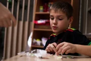 SRF DOK - Gestohlene Kinder - Die Deportation ukrainischer Kinder nach Russland, der kleine Nikita aus Cherson.
