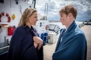 Praxis mit Meerblick - Der einsame Schwimmer, Tanja Wedhorn als Nora Kaminski, Lukas Zumbrock als Kai Kaminski