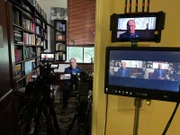 Jeffery Kripal wird in seinem Büro interviewt.